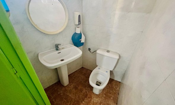 Resale - Commercial premises / Commercial unit / Retail space - Torrevieja - Center Torrevieja