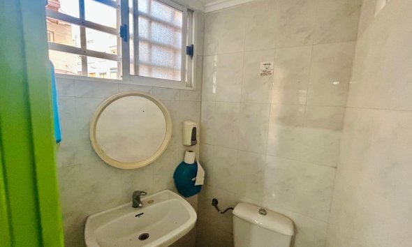 Resale - Commercial premises / Commercial unit / Retail space - Torrevieja - Center Torrevieja