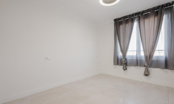 Resale - Apartment - Torrevieja - Playa del Acequión