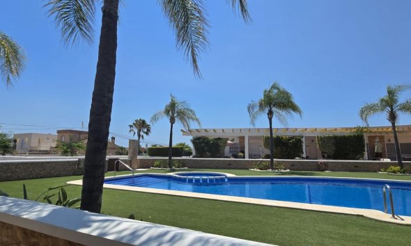 Resale - Terraced house / Townhouse - Pilar de la Horadada - Mil Palmeras