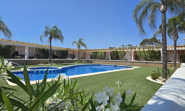 Resale - Terraced house / Townhouse - Pilar de la Horadada - Mil Palmeras