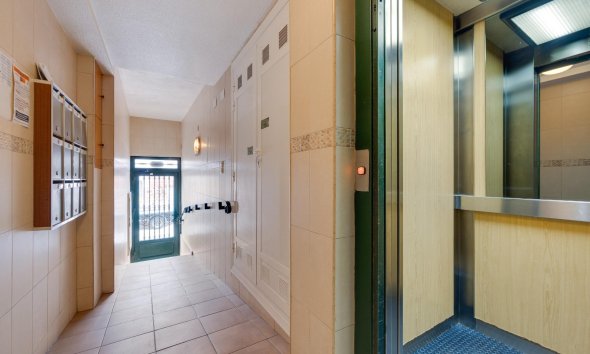 Resale - Apartment - Torrevieja - Paseo maritimo