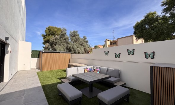 Resale - Villa - Orihuela Costa - Villamartin