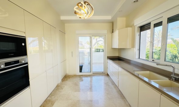 Resale - Villa - Orihuela Costa - La Zenia