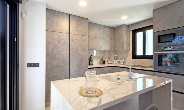 Resale - Villa - Orihuela Costa - Villamartín