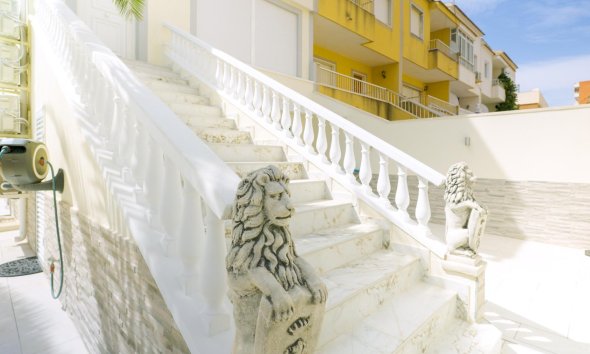 Resale - Terraced house / Townhouse - Torrevieja - Punta prima