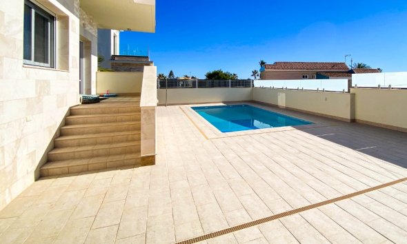 Resale - Villa - Orihuela Costa - La Zenia