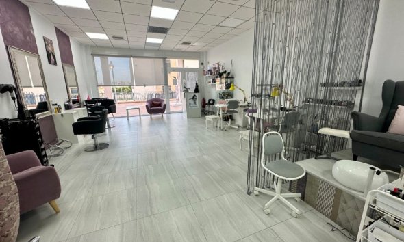 Resale - Commercial premises / Commercial unit / Retail space - Orihuela Costa - La Zenia