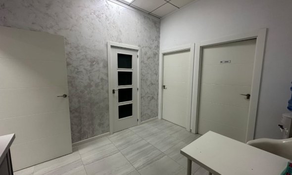 Resale - Commercial premises / Commercial unit / Retail space - Orihuela Costa - La Zenia