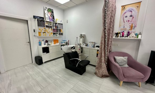 Resale - Commercial premises / Commercial unit / Retail space - Orihuela Costa - La Zenia