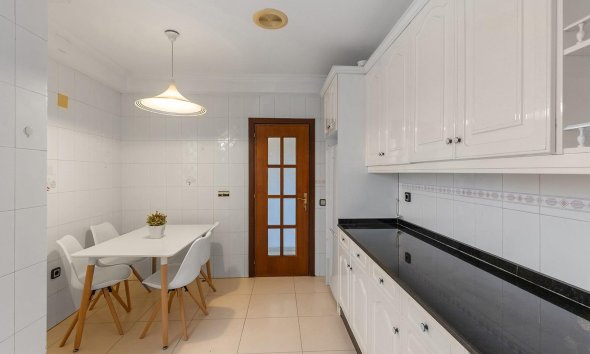 Resale - Apartment - Torrevieja - Paseo maritimo