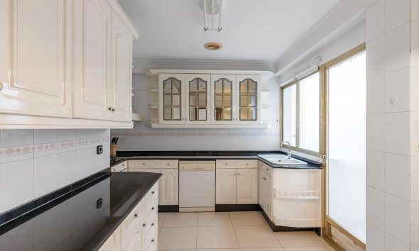 Resale - Apartment - Torrevieja - Paseo maritimo