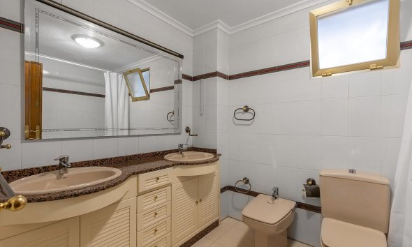 Resale - Apartment - Torrevieja - Paseo maritimo