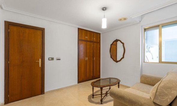 Resale - Apartment - Torrevieja - Paseo maritimo