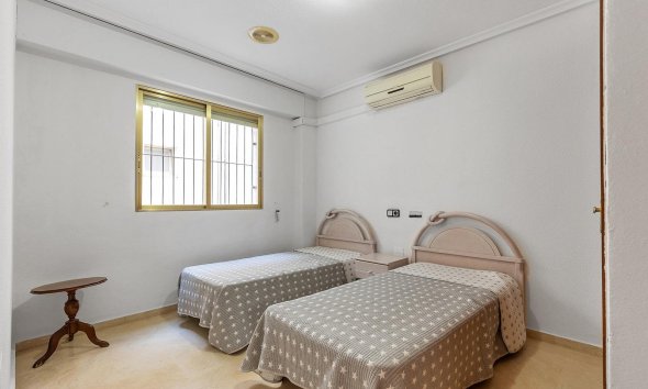 Resale - Apartment - Torrevieja - Paseo maritimo