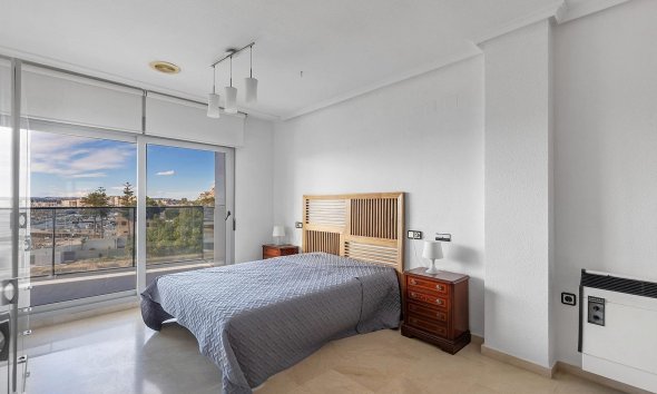 Resale - Apartment - Torrevieja - Paseo maritimo