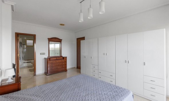 Resale - Apartment - Torrevieja - Paseo maritimo