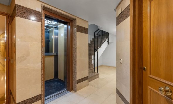 Resale - Apartment - Torrevieja - Paseo maritimo