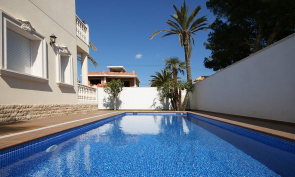 Resale - Villa - Orihuela Costa - MUY CERCA DE LA PLAYA
