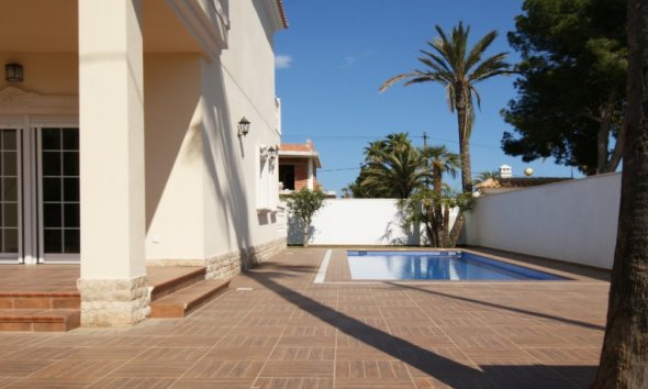 Resale - Villa - Orihuela Costa - MUY CERCA DE LA PLAYA