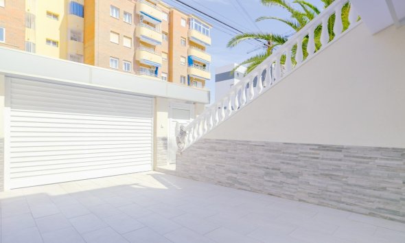 Resale - Terraced house / Townhouse - Torrevieja - Punta prima
