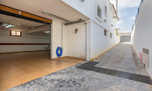 Resale - Villa - Los Montesinos - La Herrada