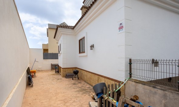 Resale - Villa - Los Montesinos - La Herrada