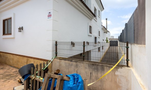 Resale - Villa - Los Montesinos - La Herrada