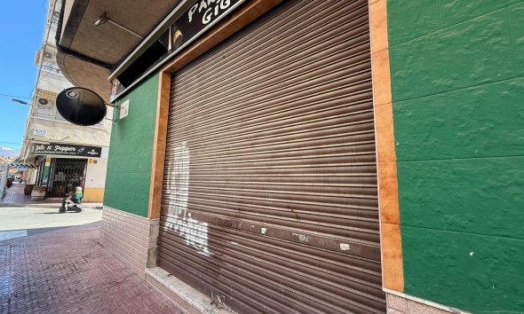 Resale - Commercial premises / Commercial unit / Retail space - Torrevieja - Playa del cura