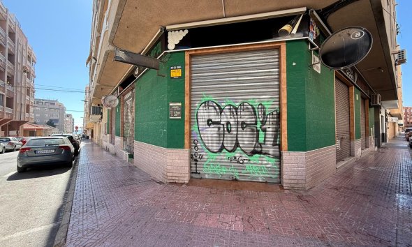 Resale - Commercial premises / Commercial unit / Retail space - Torrevieja - Playa del cura