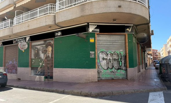 Resale - Commercial premises / Commercial unit / Retail space - Torrevieja - Playa del cura