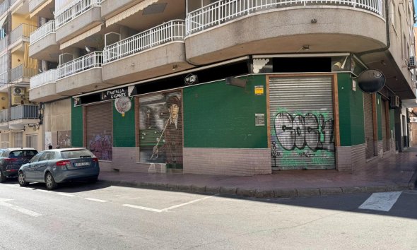 Resale - Commercial premises / Commercial unit / Retail space - Torrevieja - Playa del cura