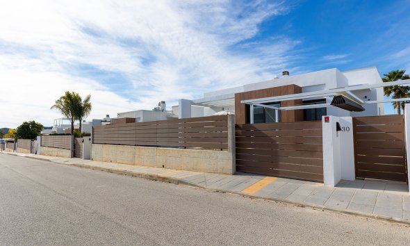 Resale - Villa - Orihuela Costa - Vistabella Golf