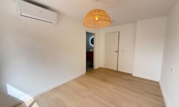 Resale - Apartment - Torrevieja - Playa de los Naufragos