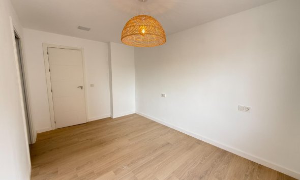 Resale - Apartment - Torrevieja - Playa de los Naufragos