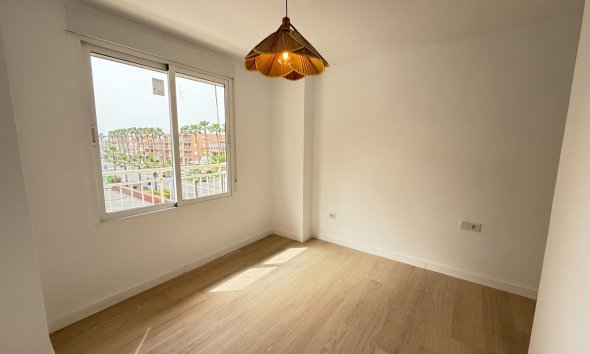 Resale - Apartment - Torrevieja - Playa de los Naufragos