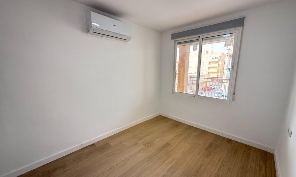 Resale - Apartment - Torrevieja - Playa de los Naufragos