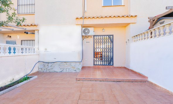 Resale - Terraced house / Townhouse - Punta Prima