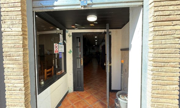 Resale - Commercial premises / Commercial unit / Retail space - Torrevieja - Estacion de autobuses