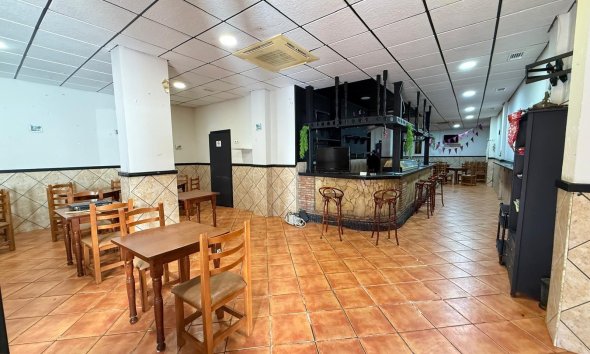 Resale - Commercial premises / Commercial unit / Retail space - Torrevieja - Estacion de autobuses