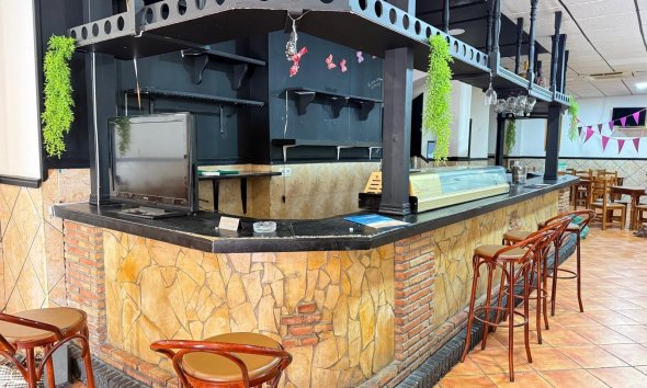 Resale - Commercial premises / Commercial unit / Retail space - Torrevieja - Estacion de autobuses