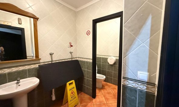 Resale - Commercial premises / Commercial unit / Retail space - Torrevieja - Estacion de autobuses