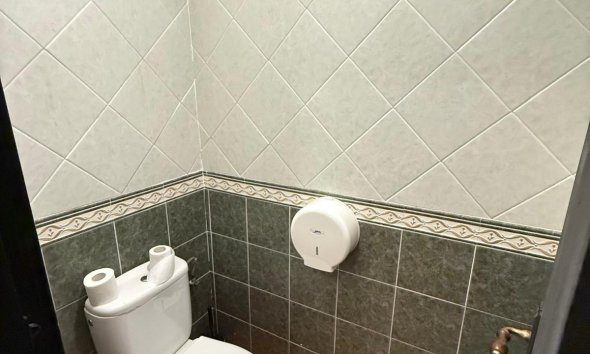 Resale - Commercial premises / Commercial unit / Retail space - Torrevieja - Estacion de autobuses