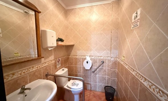 Resale - Commercial premises / Commercial unit / Retail space - Torrevieja - Estacion de autobuses