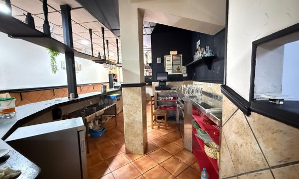 Resale - Commercial premises / Commercial unit / Retail space - Torrevieja - Estacion de autobuses