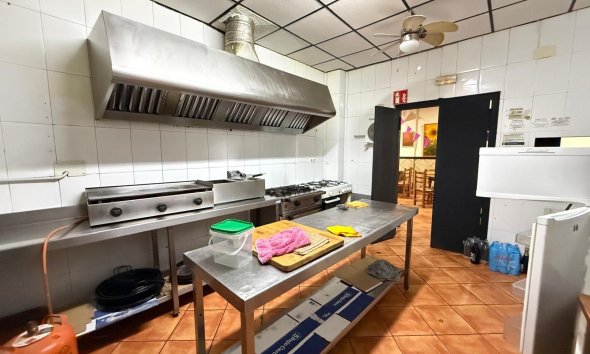 Resale - Commercial premises / Commercial unit / Retail space - Torrevieja - Estacion de autobuses