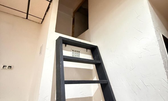 Resale - Commercial premises / Commercial unit / Retail space - Torrevieja - Estacion de autobuses