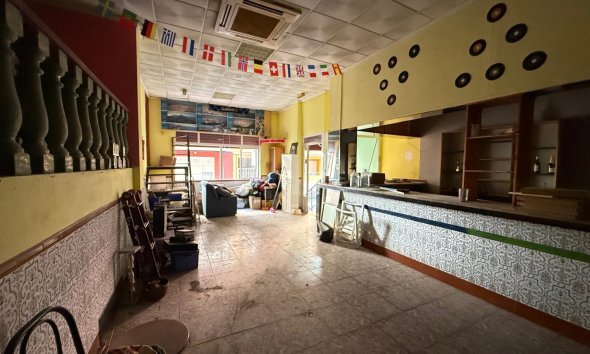 Resale - Commercial premises / Commercial unit / Retail space - Torrevieja - Playa del cura