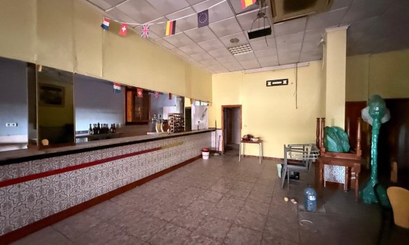 Resale - Commercial premises / Commercial unit / Retail space - Torrevieja - Playa del cura