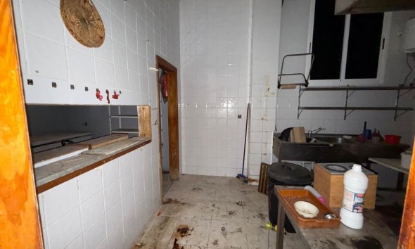 Resale - Commercial premises / Commercial unit / Retail space - Torrevieja - Playa del cura